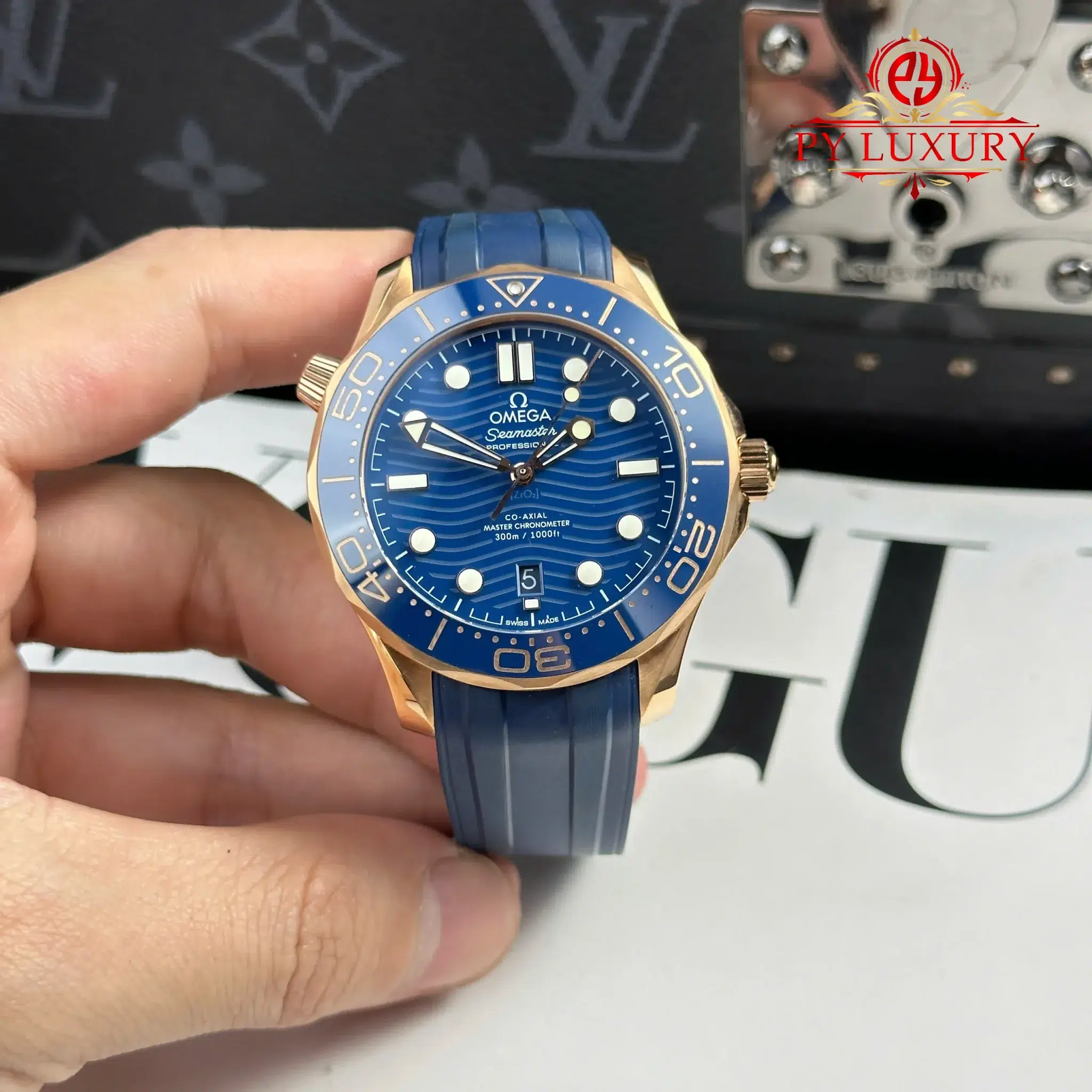 Đồng Hồ Omega Seamaster Diver 300M Vàng Hồng Mặt Xanh Dương Dây Cao Su Replica 1:1 VSF 42mm | WATCHREPLICAEXPERT