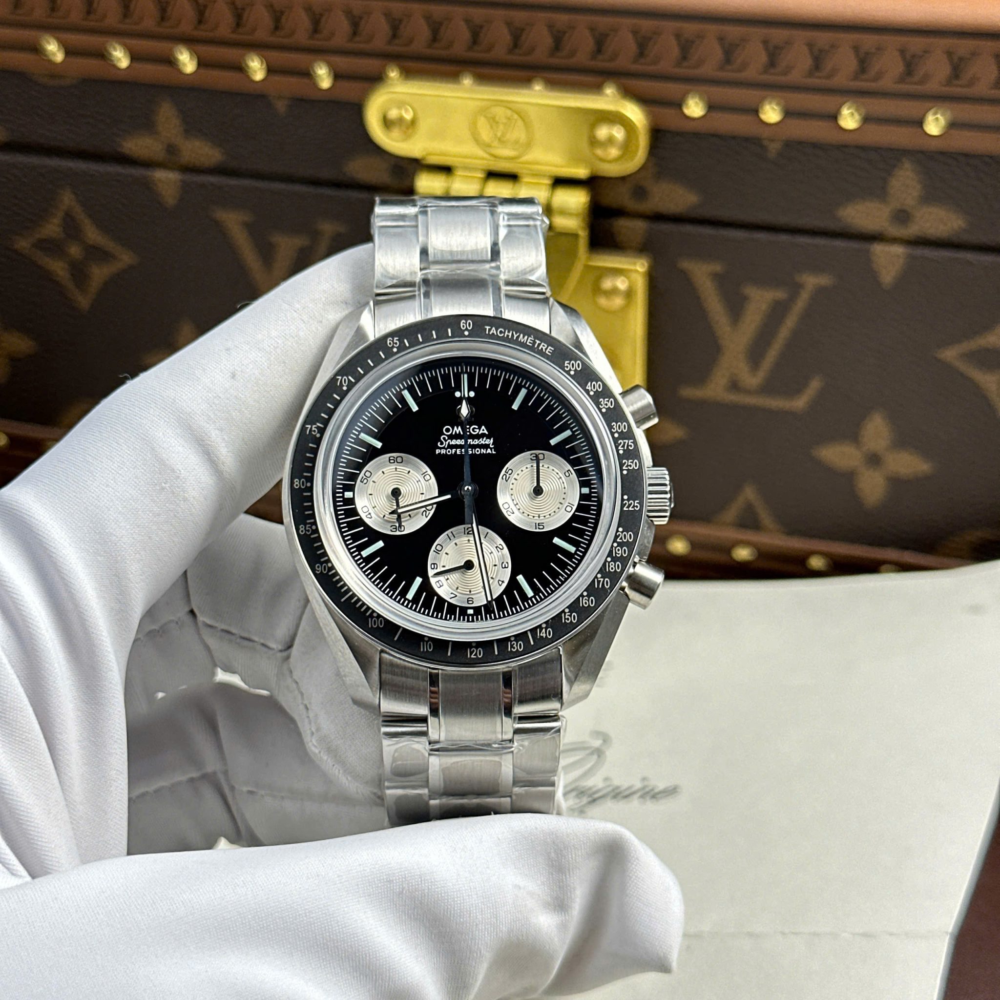 Omega Moonwatch Speedmaster Speedy Tuesday Steel Limited Edition Black & White Dial Replica 42mm