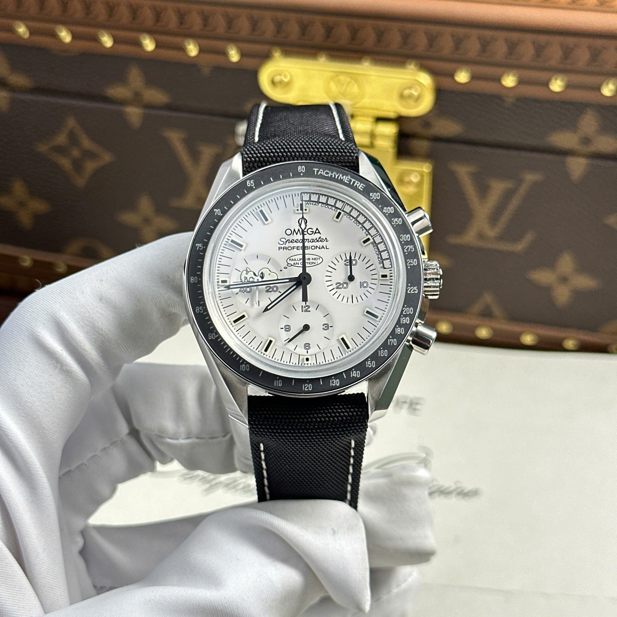 Omega Speedmaster Apollo 13 Silver Snoopy Award White Dial Textile Strap Replica 42mm | WATCHREPLICAEXPERT