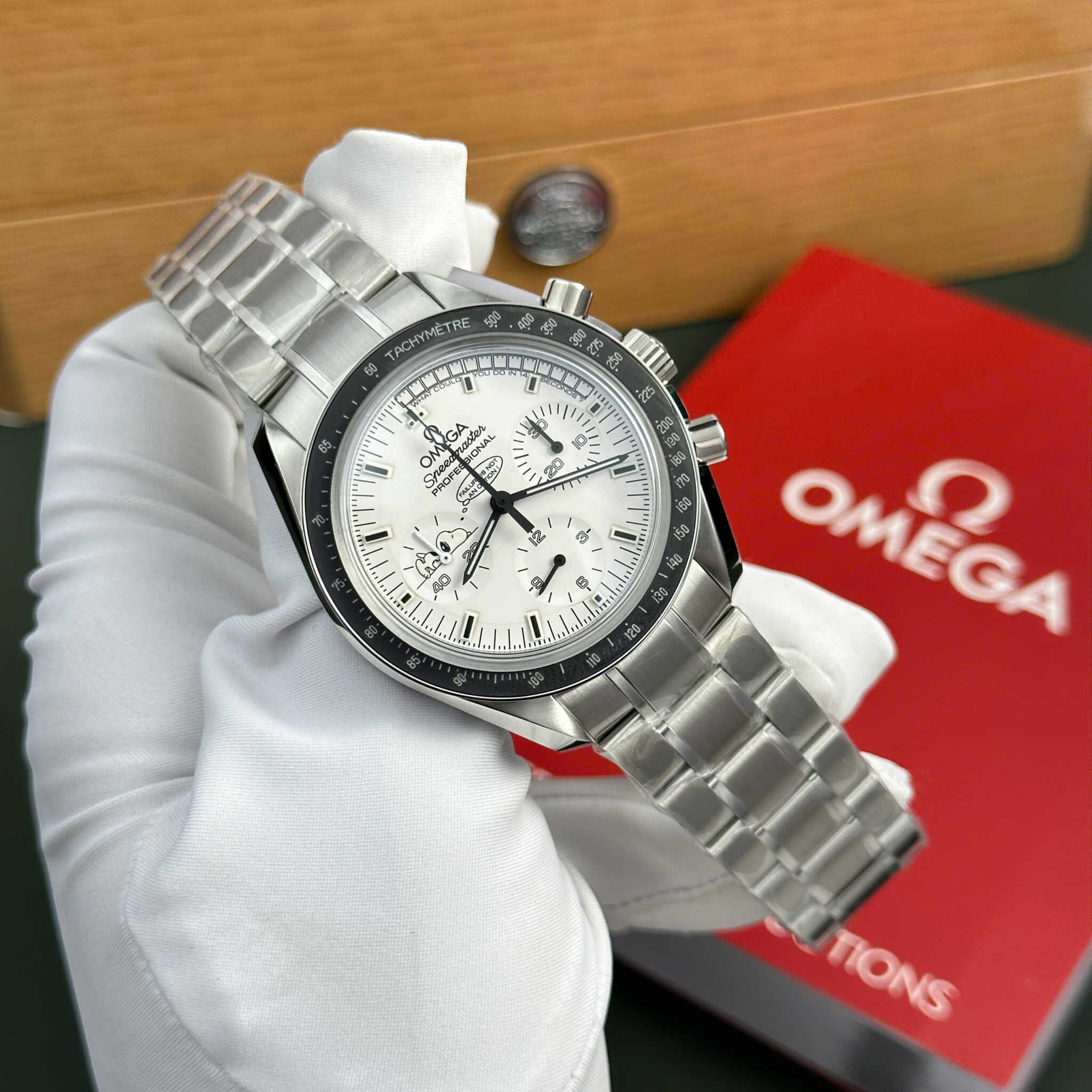 Omega Speedmaster Professional Apollo 13 Silver Snoopy Chronograph Replica 42mm | WATCHREPLICAEXPERT