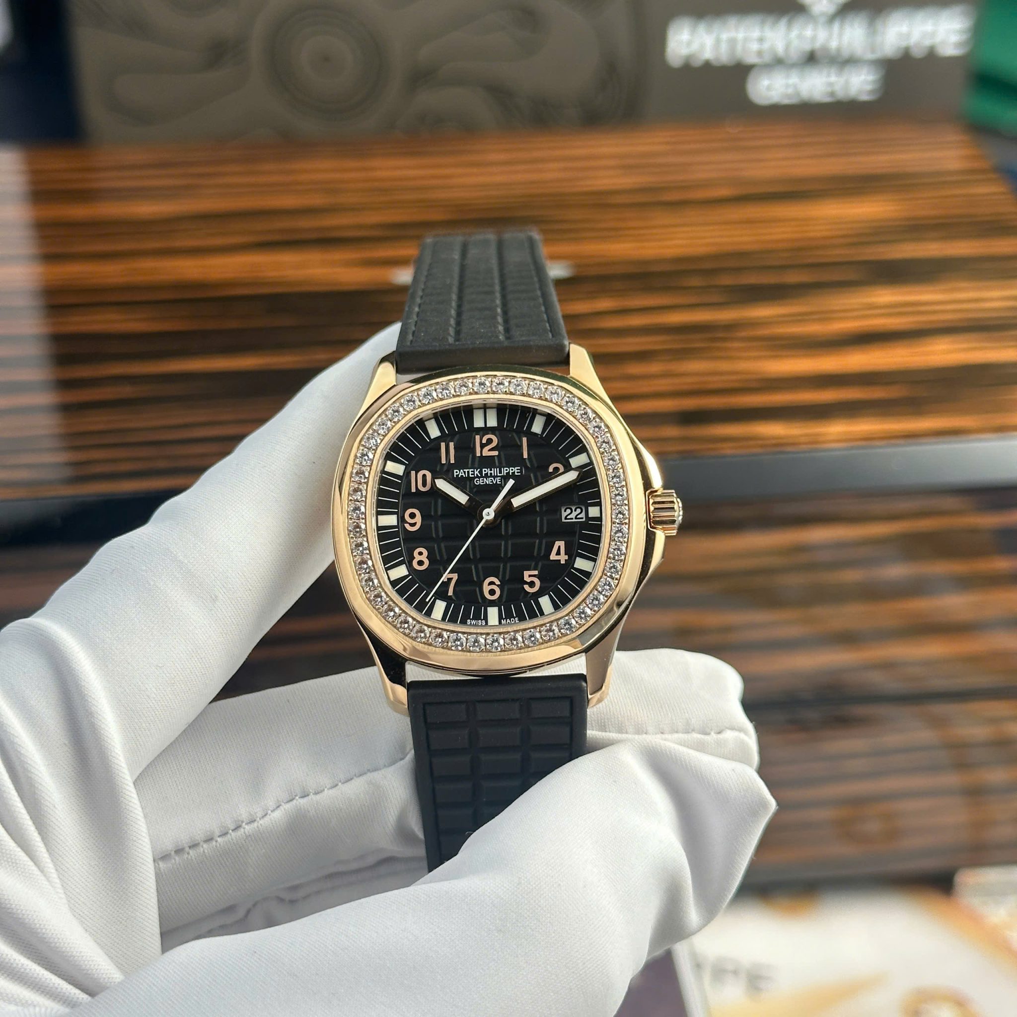 Patek Philippe Aquanaut 5068R Rose Gold Black Dial DIamond Bezel Quartz Best Replica PPF 35.6mm | WATCHREPLICAEXPERT