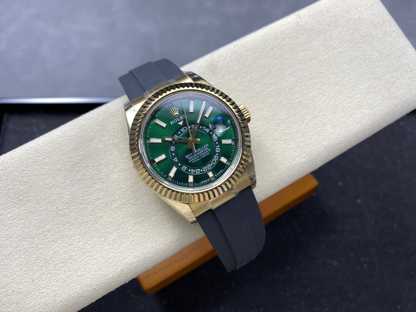 Rolex Sky-Dweller 336238-0004 Yellow Gold Green Dial Oysterflex Bracelet Best Replica 42mm | WATCHREPLICAEXPERT