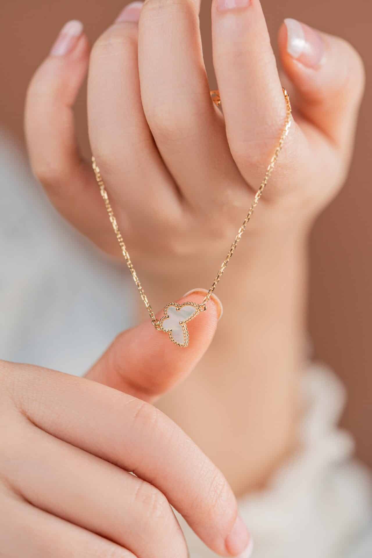 Vòng Tay Hình Bướm Khảm Trai Van Cleef & Arpels Sweet Alhambra Vàng Gold 18K | WATCHREPLICAEXPERT